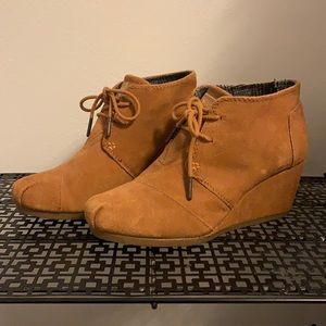 Toms women’s caramel colored wedge booties